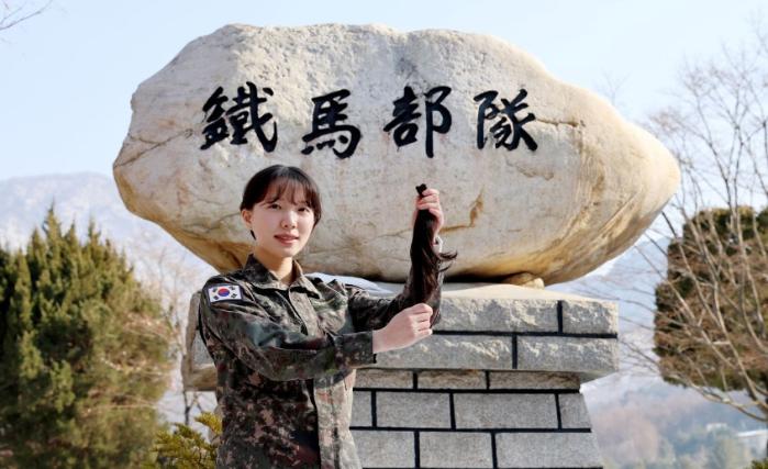 육군75보병사단 장재영 중사가 3년간 기른 머리카락을 들어 보이고 있다. 부대 제공