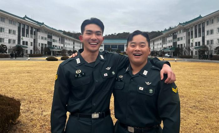 지하철에서 시민을 구조한 육군사관학교 최윤석(왼쪽)·최기환 생도. 부대 제공