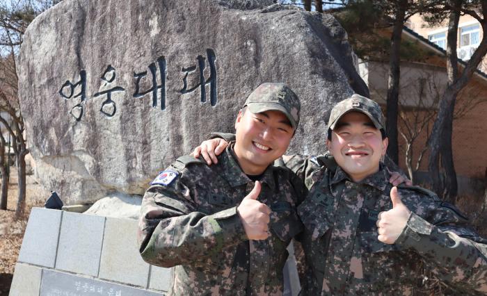 시민 생명을 구한 육군수도기계화보병사단 천원우(왼쪽)·권용일 중사. 부대 제공