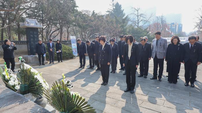 강정애(앞줄 왼쪽) 국가보훈부 장관이 10일 오전 서울 강남구 도산안창호기념관에서 열린 안창호 선생 서거 87주기 추모식에서 참배하고 있다. 보훈부 제공