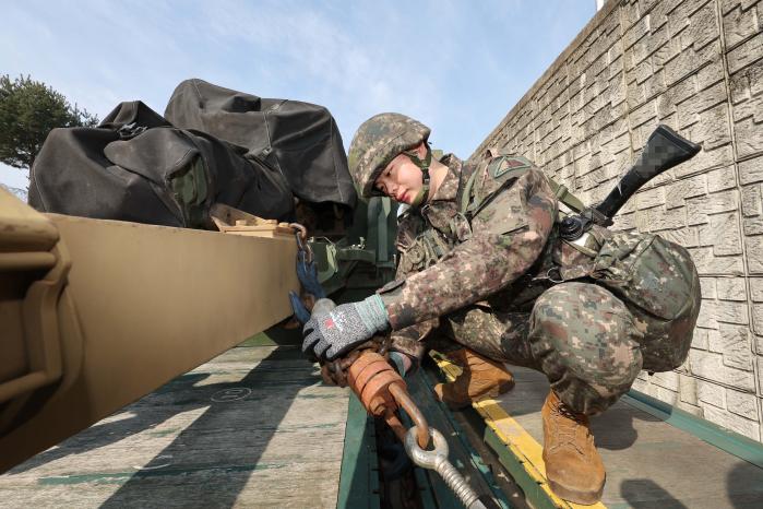 적송하기 전 결박 상태를 점검하는 장병.