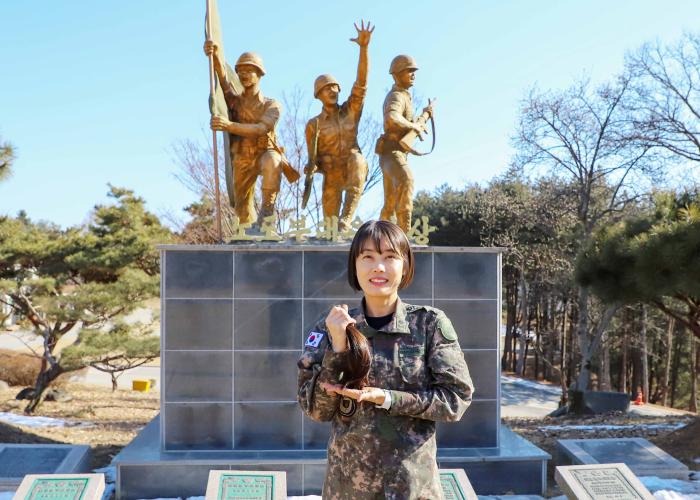 육군2신속대응사단 최은혜 소령이 기부하기 위해 자른 머리카락을 들어 보이고 있다. 부대 제공