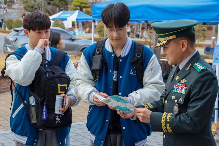 육군53보병사단 임정우(대령·맨 오른쪽) 울산여단장이 지난 7일 울산대학교를 방문해 재학생들에게 학군장교에 대해 홍보하고 있다. 부대 제공