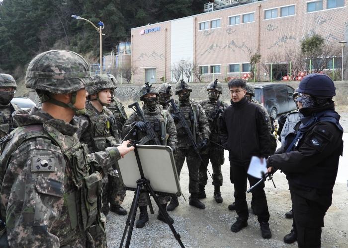 11일 울릉도 내수전발전소 일대에서 열린 해군1함대 118전대 합동 도서방어훈련 참가자들이 작전회의를 하고있다. 부대 제공