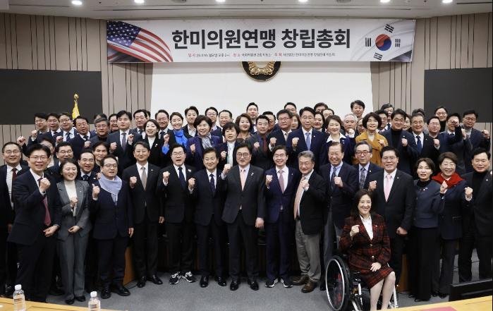 우원식(맨 앞줄 왼쪽 일곱째) 국회의장이 10일 오후 열린 한미의원연맹 창립총회에서 참석 의원들과 파이팅 포즈를 취하고 있다. 국회 제공