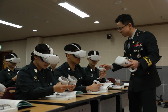 육군3사관학교(3사)는 최근 대학교육 방향을 반영하고, 사관학교 교육체계 개선을 위한 의견을 집대성해 9차 교육과정 개편을 완료했다. 3사 생도들이 교수의 지도를 받아 가상현실(VR) 기기를 조작하고 있다. 