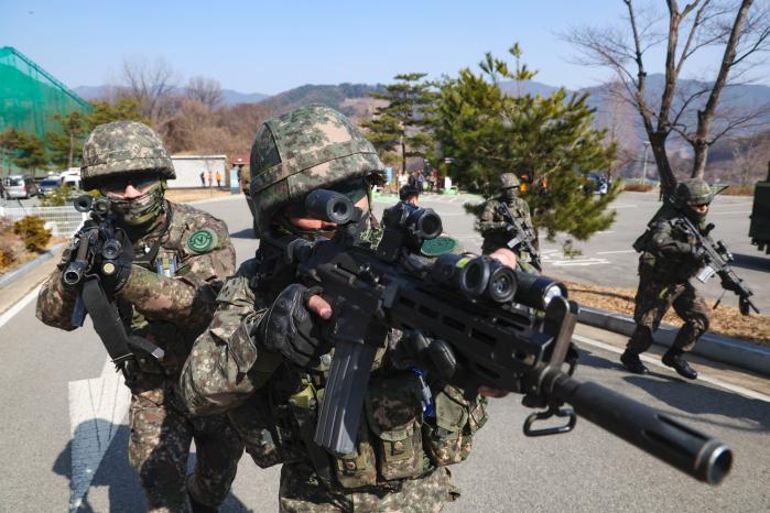 11일 경북 예천군 양수발전소 일대에서 진행된 민·관·군 통합방호훈련 중 육군50보병사단 문경·예천대대 장병들이 드론 추락 지점을 향해 출동하고 있다.