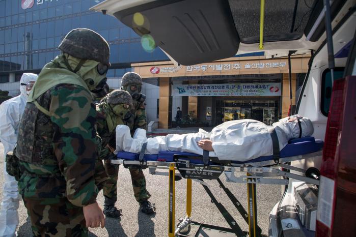 11일 울산발전본부에서 전개된 핵·WMD 사후관리 통합훈련 중 육군53보병사단 장병들이 환자를 후송하고 있다. 부대 제공