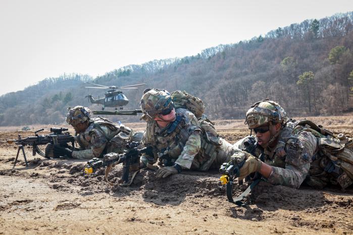 미2사단/한미연합사단 스트라이커여단 장병들이 11일 경기 파주시 무건리훈련장에서 열린 ‘한미 연합 공중강습훈련’ 중 KUH-1 수리온 헬기에서 내린 후 후속 제대의 안전 착륙을 지원하고 있다.