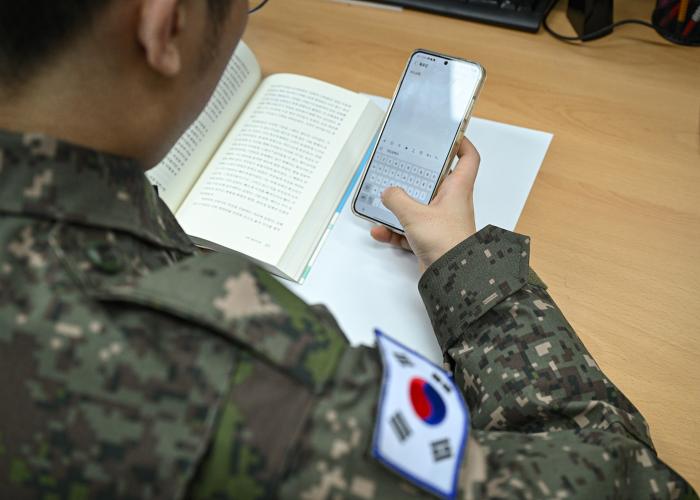 뭔가를 꾸준히 지속하는 것은 큰 힘을 지니며, 중요한 것은 작더라도 실천하는 것이다. 공군장병이 스마트폰을 활용한 독서 활동을 하고 있다. 부대 제공