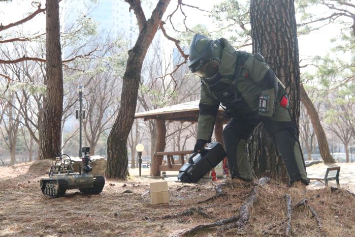 12일 정부대전청사에서 이뤄진 통합방호훈련 중 육군32보병사단 위험성폭발물개척팀이 잔여 폭발물을 확인하고 있다.