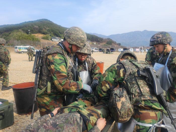 12일 경남 양산시 전시증원(RSOI) 지원시설에서 육군39보병사단 장병들이 대량전상자 처리훈련을 하고 있다.