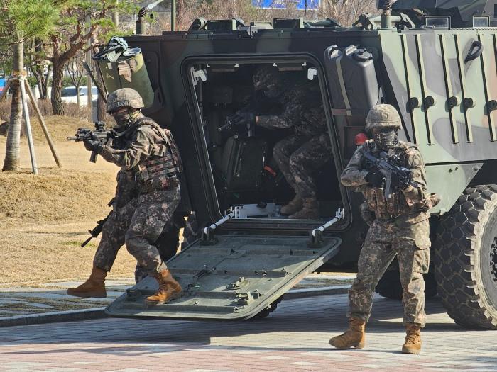 12일 KBS 전주방송총국에서 진행된 통합방호훈련 중 육군35보병사단 장병들이 차륜형 장갑차에서 내리고 있다.