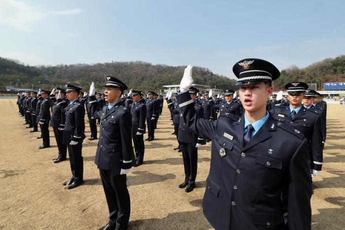 12일 공군사관학교에서 열린 73기 생도 졸업 및 임관식에서 신임 소위들이 힘찬 목소리로 임관 선서를 하고 있다.