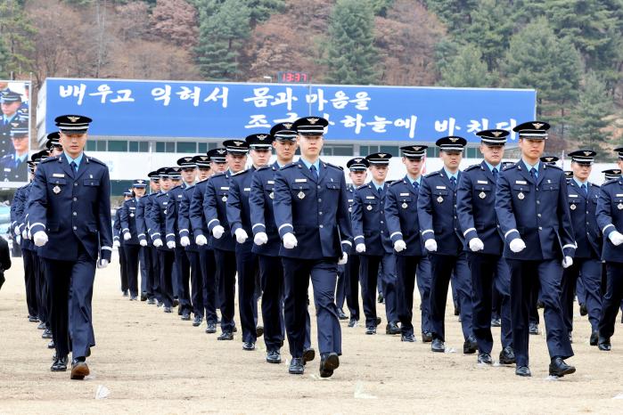 행사장에 입장하는 신임 소위들.