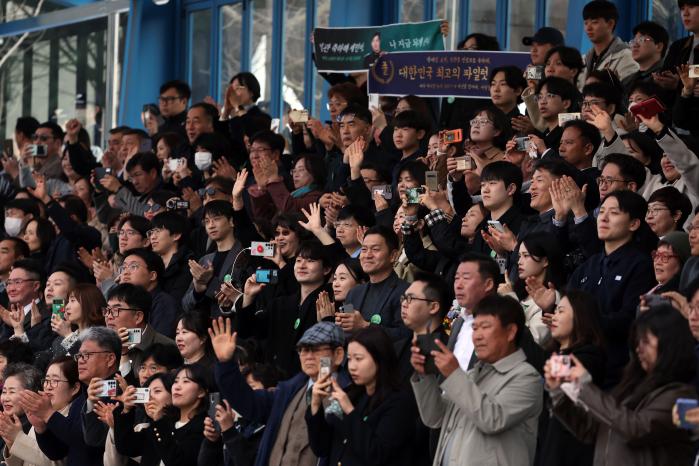 신임 소위들에게 손을 흔드는 가족.