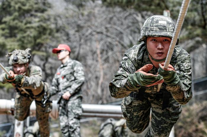 한미 해병대 장병들이 2025 자유의 방패 연습 기간 진행된 KMEP 연합보병훈련에서 산악지형 극복을 위한 외줄도하 훈련을 하고 있다. 해병대 제공