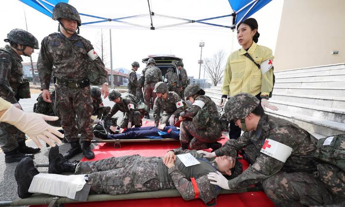 공군5공중기동비행단이 12일 해군해양의료원과 전개한 합동 대량 전상자 의무지원 훈련에서 장병들이 긴급 이송된 부상자의 치료를 준비하고 있다.