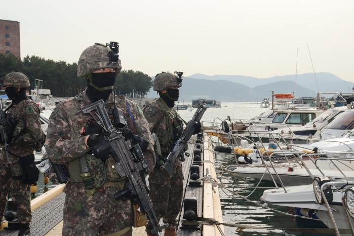 합동 해상차단훈련에 투입된 육군53보병사단 부산여단 해상기동타격대 장병들이 미상 선박의 접안을 차단하고 있다. 부대 제공