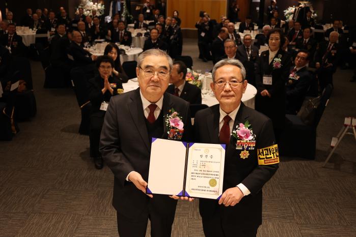 제13대 대한민국무공수훈자회장으로 재취임한 김정규(왼쪽) 12대 회장이 선거관리위원으로부터 당선증을 받고 있다. 무공수훈자회 제공