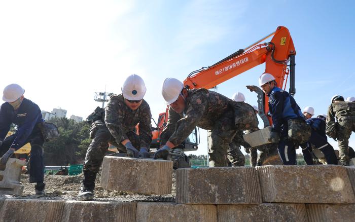 ‘2025 자유의 방패(FS)’ 연습이 절정에 이른 가운데 해군1함대 장병들이 지난 13일 항만피해복구훈련에서 구슬땀을 흘리고 있다. 장병들은 훈련에서 전시를 가정한 항만 긴급복구 능력을 끌어올렸다. 이경원 기자