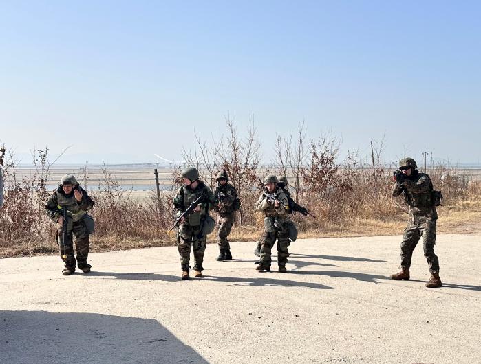 지난 14일 전북 군산시 일대에서 열린 한미 연합 비행장 방호훈련 중 육군35보병사단과 미 8전투비행단 군사경찰대대 장병들이 주변을 경계하고 있다. 부대 제공