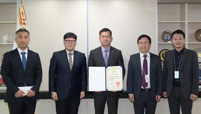 석종건(가운데) 방위사업청장이 지난 13일 직원들과 함께 2024년 정부 보안업무 평가 최우수 기관 대통령표창 수상을 기념하며 사진을 찍고 있다. 방사청 제공