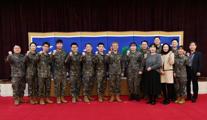 육군인사사령부가 지난달 19일 개최한 위국헌신 전우사랑 기금 전달식에서 신은봉(왼쪽 여덟째) 사령관과 참석자들이 파이팅 포즈를 취하고 있다. 부대제공