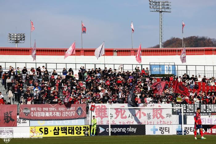 김천 상무 FC 공식 서포터즈 ‘수사불패’의 응원 모습. 사진=김천 상무