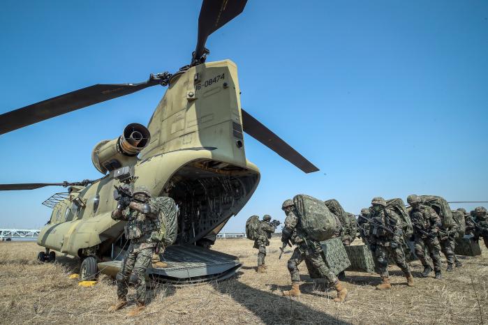 육군17사단 장병들이 CH-47 시누크 헬기에 탑승해 공중기동을 준비 중인 모습.