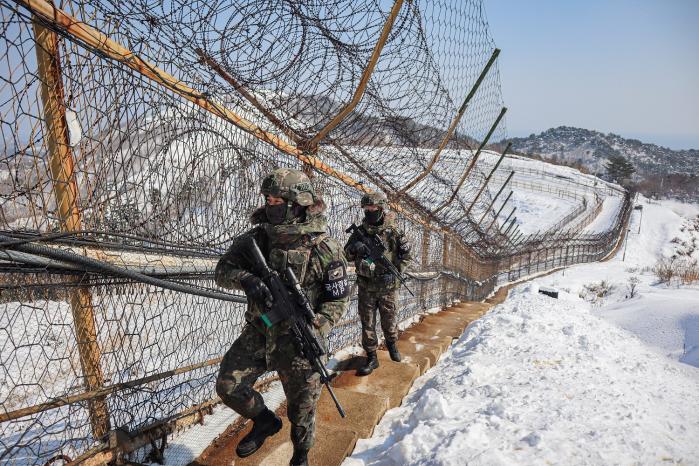 육군22보병사단 금강산여단 고황봉대대 장병들이 19일 일반전초(GOP) 철책을 점검하고 있다. 전날부터 강원지역을 중심으로 많은 눈이 내리고, 꽃샘추위가 위력을 떨쳤지만 우리 장병들은 군사대비태세를 빈틈없이 유지하고 있다. 사진 제공=전지훈 대위