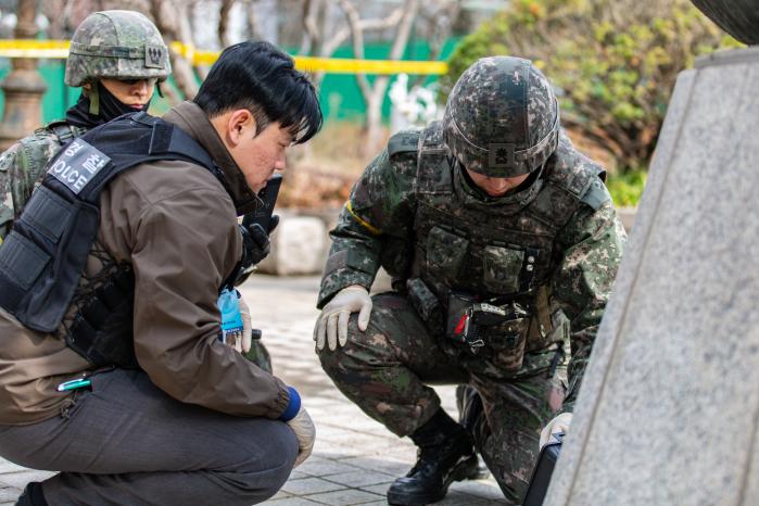 육군52보병사단이 서울 강남구 국가중요시설 일대에서 실시한 대테러 통합방호훈련 중 군·경 정보분석조가 대공 혐의점을 조사하고 있다.