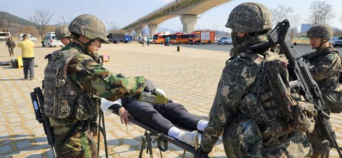 육군50보병사단 낙동강여단 장병들이 20일 경북 구미시 낙동강체육공원 일대에서 열린 대량전상자 발생 관리훈련 중 이송된 환자 상태를 살피고 있다. 부대 제공