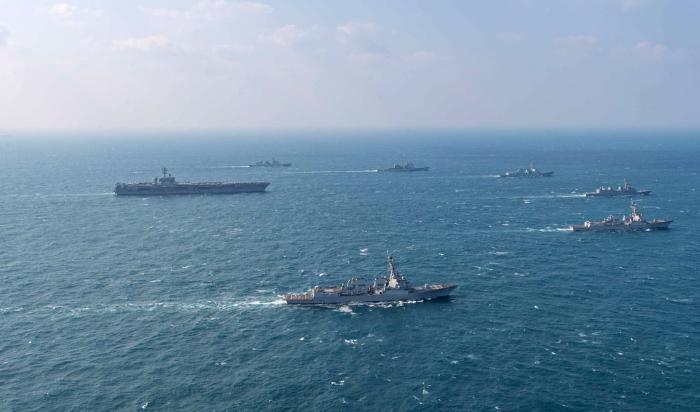 한·미·일 함정들이 제주 남방 공해상을 기동하고 있다. 지난 17일부터 20일까지 진행된 한·미·일 해상훈련에는 미 해군 원자력추진 항공모함 칼빈슨함과 우리 해군 이지스 구축함 세종대왕함, 일본 해상자위대 이카즈치함 등이 투입됐다. 국방부 제공