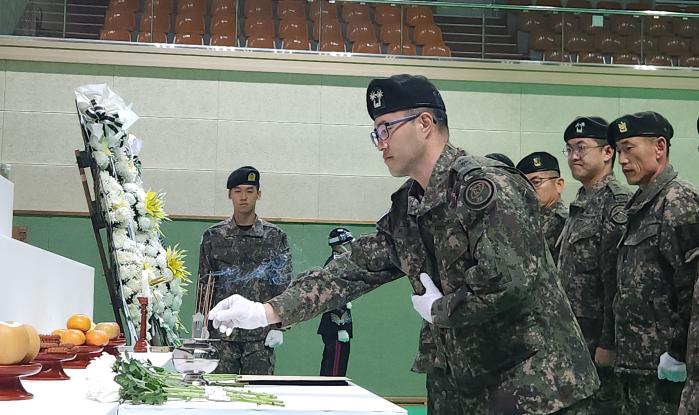 육군20기갑여단 최용석 마루대대장이 20일 개최한 6·25전쟁 전사자 유해발굴 개토식에서 헌화하고 있다. 부대 제공