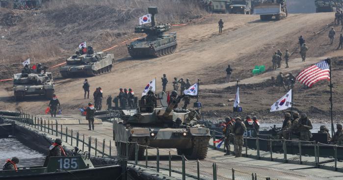 하나 되어 육군5공병여단과 미2사단/한미연합사단이 20일 경기 연천군 석은소 훈련장에서 전개한 한미연합 제병협동 도하훈련에서 육군 K1E1 전차가 완성된 부교 위를 기동하고 있다. 