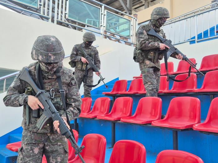 육군35보병사단 장병들이 전북 고창군 공설운동장에서 폭발물 의심 물체를 찾고 있다.