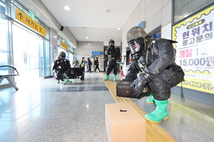 미상 물체 화학·생물학·방사능 위험 여부를 확인하는 육군55보병사단 장병들.