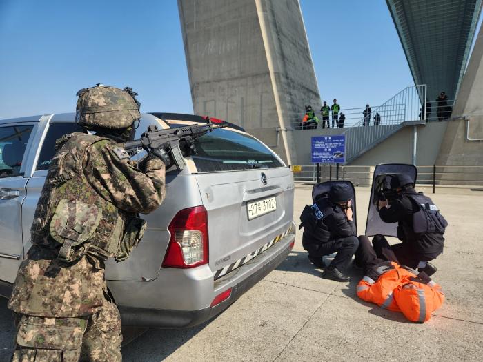 육군53보병사단 장병들이 부산항대교 일대에서 열린 통합대응훈련에서 테러범과 대치하고 있다. 사진 제공=백인서 중위