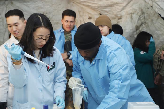 육군1군수지원여단 1예방의무근무대와 미8군 65의무여단 관계자들이 연합 예방의무작전 훈련 중 야전 실험실에서 미생물 검사를 하고 있다. 부대제공