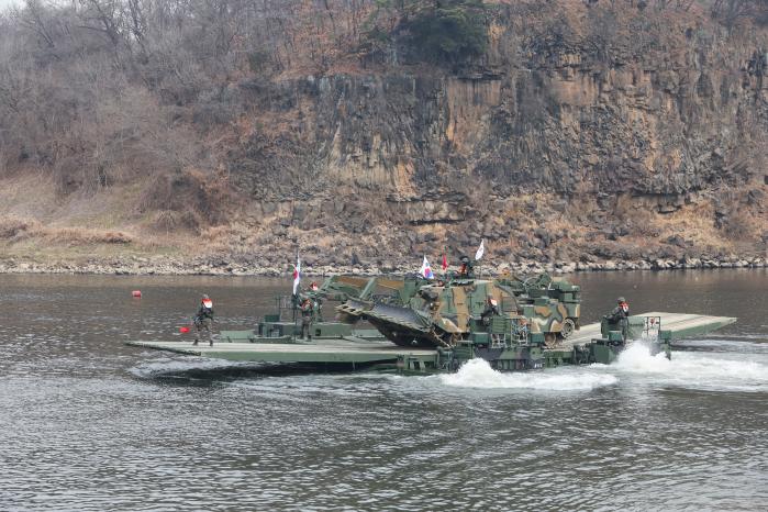 7공병여단이 보유한 한국형 자주도하장비 수룡으로 구축한 문교가 K600 장애물개척전차를 도하시키고 있다.