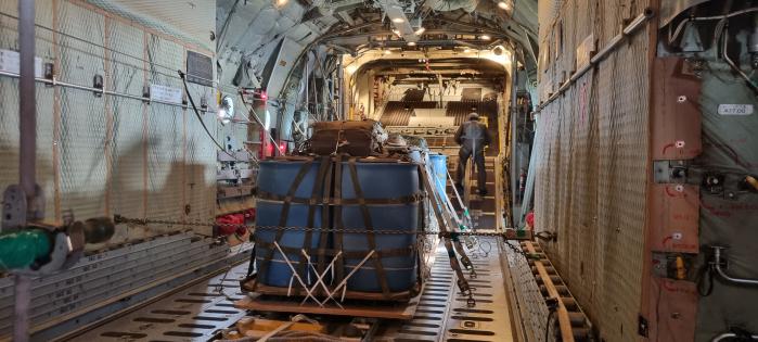 C-130H 로드마스터가 화물 투하를 준비하고 있다.