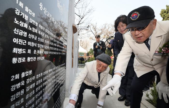 강정애(오른쪽 둘째) 보훈부 장관이 24일 서울 용산고 호국동산에 세워진 6·25 참전유공자 명비를 학교 출신 참전유공자들과 살펴보고 있다. 양동욱 기자