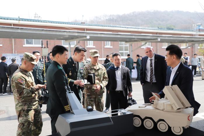 이만희(맨 왼쪽) 육군방공병과장을 비롯한 한미 장병들이 24일 육군방공학교에 전시된 대드론 장비에 대한 설명을 듣고 있다. 부대 제공