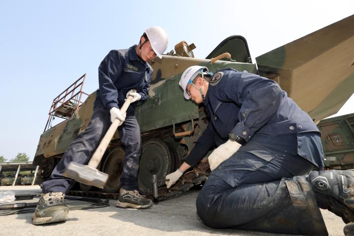 육군수도기계화보병사단 번개여단 영웅대대 수송정비소대 정비 요원들이 24일 ‘2025 자유의 방패(FS)’ 연습에 참가한 K200A1 장갑차 궤도를 정비하고 있다.