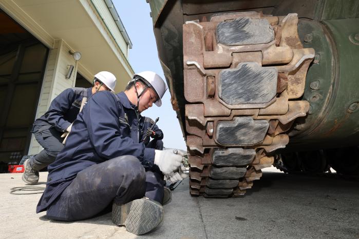 K200A1 장갑차를 점검하는 정비 요원들.