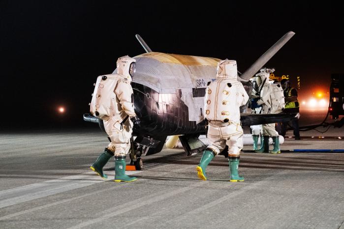 미 공군의 무인 우주비행기인 ‘X-37B(Orbital Test Vehicle·OTV)’가 착륙한 후 지상에서 작업을 수행하고 있다. X-37B는 주로 극비 우주 임무를 수행하는 재사용 가능한 무인 우주선이다. 사진=미 우주군