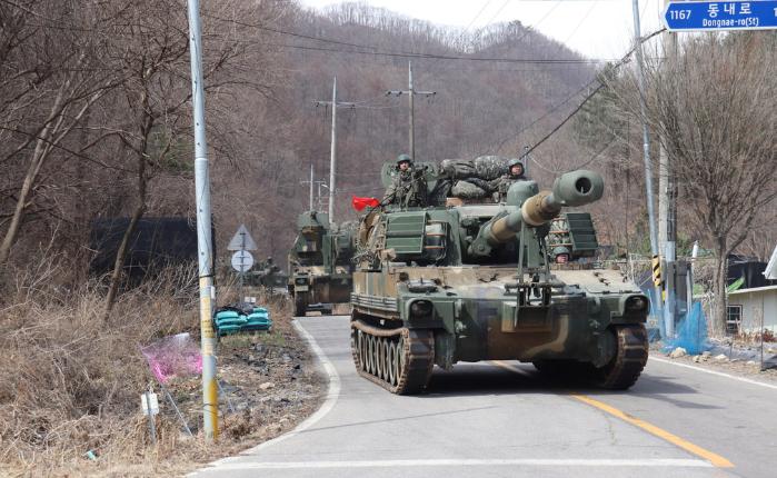 26일 육군5보병사단 명문포병여단 K55A1 자주포가 진지변환 훈련을 하고 있다. 부대 제공