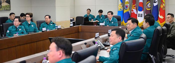 김선호 국방부 장관 직무대행이 26일 서울 용산구 국방부에서 ‘산불 관련 재난대책 회의’를 열고 군의 지원사항을 점검하고 있다. 국방부 제공