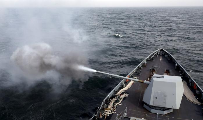 25일 서해상에서 열린 제10회 서해수호의 날 계기 해상기동훈련에서 3100톤급 호위함(FFG-Ⅱ) 대전함이 5인치 함포를 사격하고 있다.
